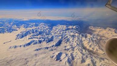 从飞机窗口看到白雪覆盖的火山。